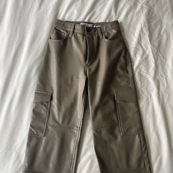 Never Worn! Abercrombie Curve Love Leather Cargo Pants — size 26 - Picture 2 of 6